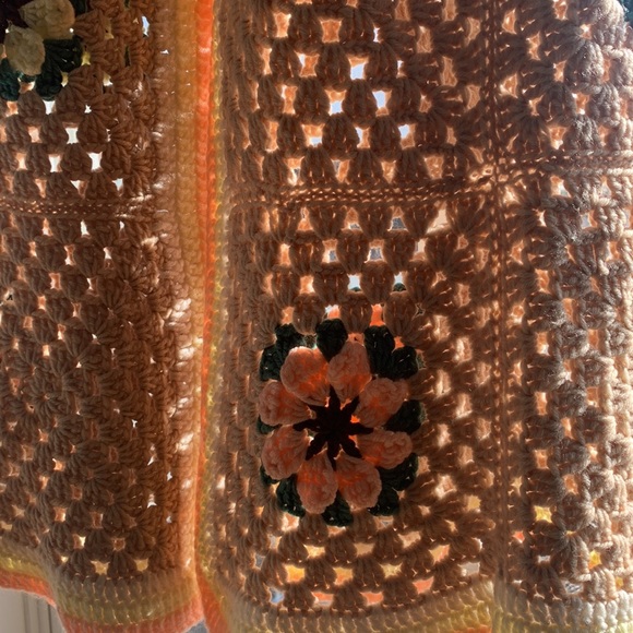 Crocheted long cardigan dress with flowers - Picture 15 of 16